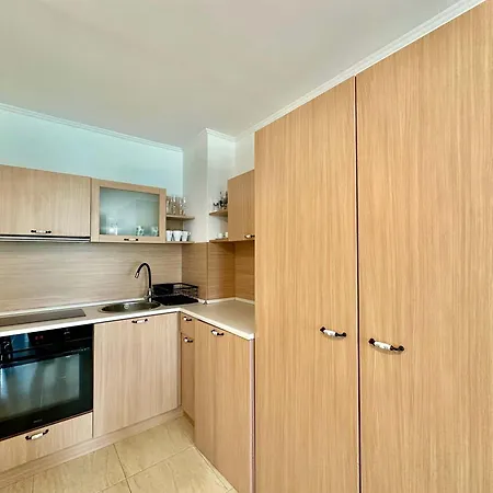 Апартамент Modern One-bedroom In Diamant By Menada *